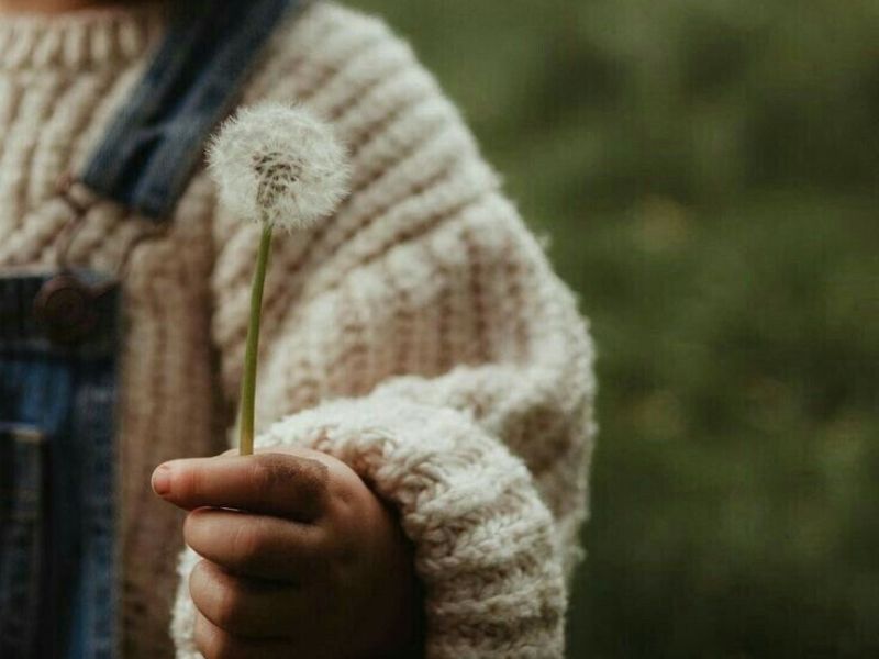 Imagen de futuros padres en una actividad de pareja con los ojos vendados: Futuros padres realizando una actividad de confianza y colaboración con los ojos vendados, parte del curso prenatal psicoprofiláctico.